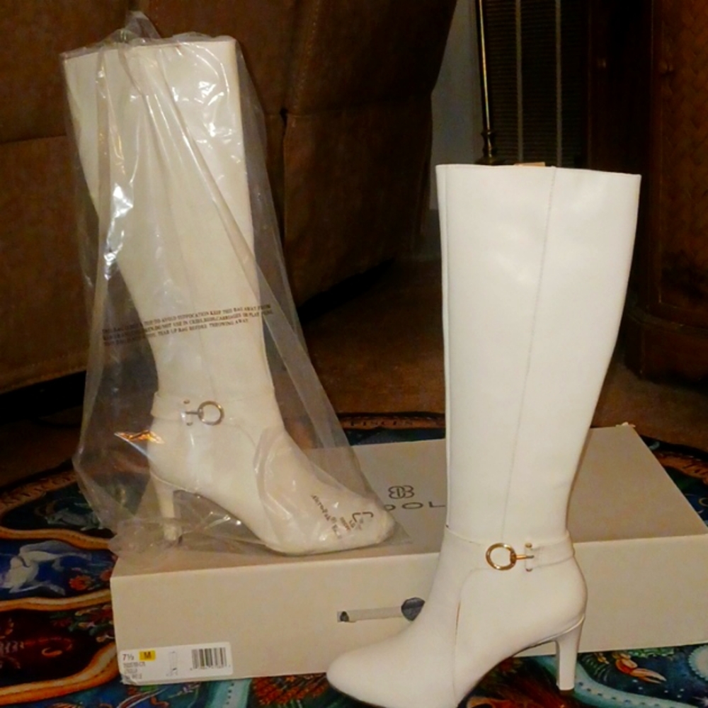 Vintage Bandolino White knee-high boots. NIB